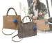 Stijlvolle Nubuck Handtas Met Populaire Fluffy Pom Hanger - Verkrijgbaar In 2 Kleuren!