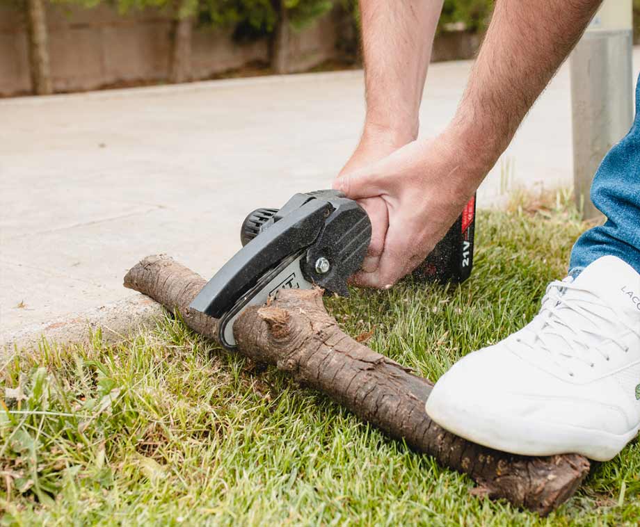 Ailgely Mini-kettingzaag met accu, 15,2 cm en 10,2 cm, 21 V, kleine takkenzaag met accu, 2 x 2000 mAh, 2 kettingen, voor het zagen van takken en hout in de tuin Ailgely Mini-kettingzaag met accu, 15,2 cm en 10,2 cm, 21 V, kleine takkenzaag met accu, 2 x 2000 mAh, 2 kettingen, voor het zagen van takken en hout in de tuin