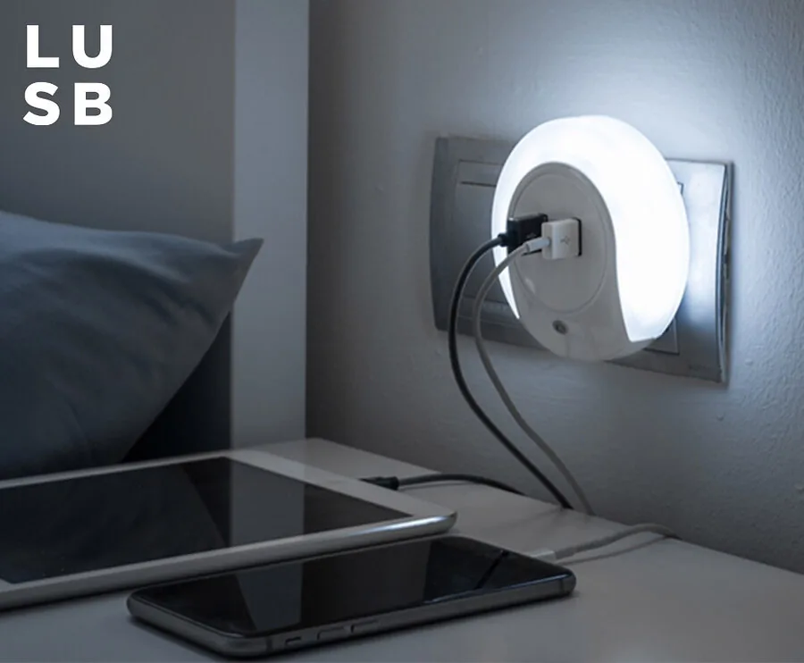 Nachtlamp Met 2 USB Poorten - Met Automatische Lichtsensor!